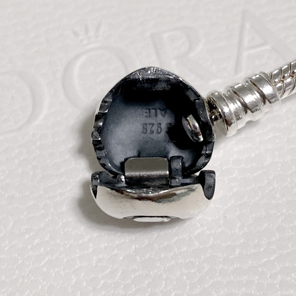 Pandora Moments Heart Clasp Bracelet - Picture 6 of 7